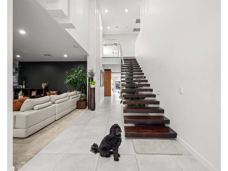 86 Royal Albert Crescent, Sovereign Islands QLD 4216