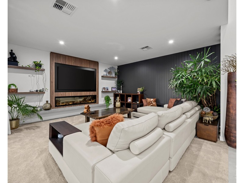 86 Royal Albert Crescent, Sovereign Islands QLD 4216