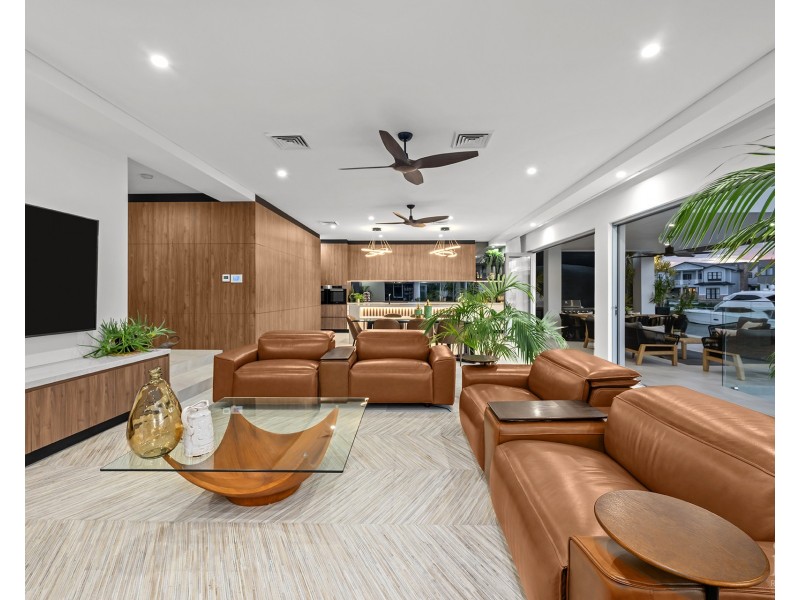 86 Royal Albert Crescent, Sovereign Islands QLD 4216