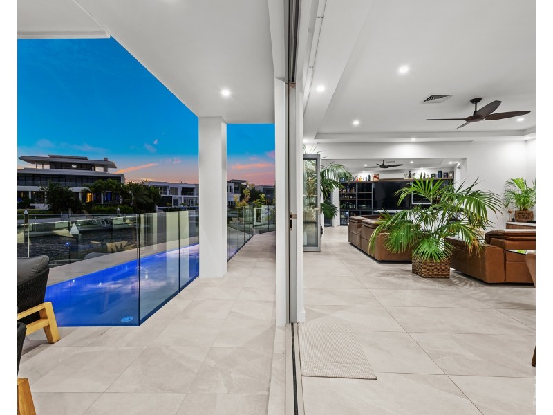 86 Royal Albert Crescent, Sovereign Islands QLD 4216