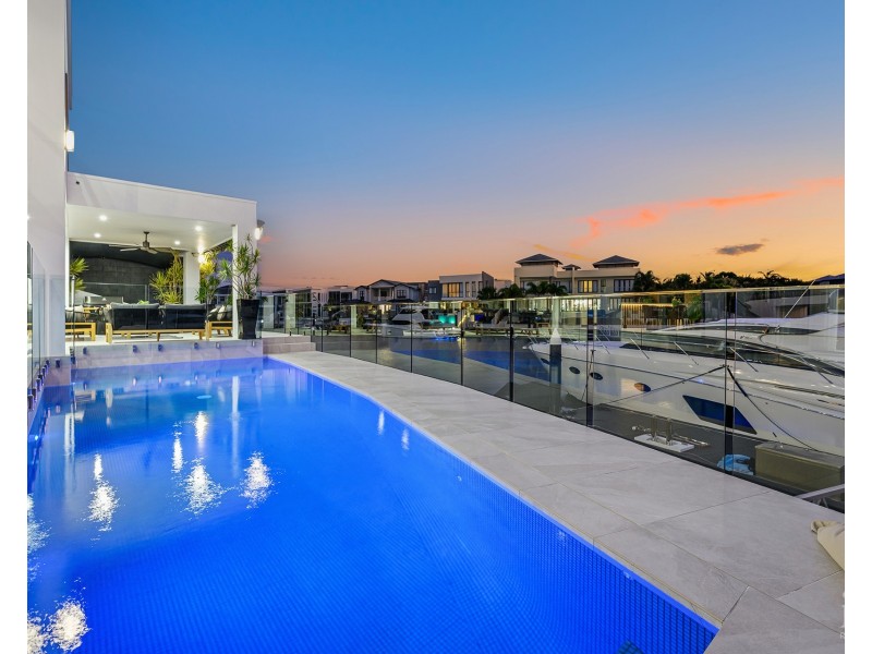 86 Royal Albert Crescent, Sovereign Islands QLD 4216