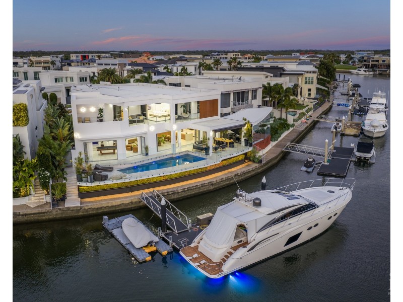 86 Royal Albert Crescent, Sovereign Islands QLD 4216