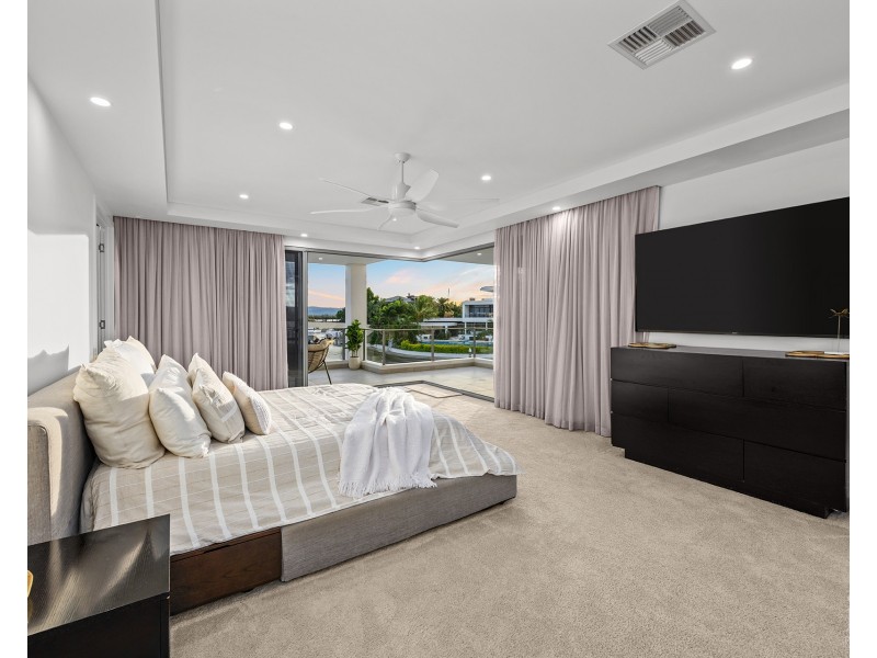 86 Royal Albert Crescent, Sovereign Islands QLD 4216