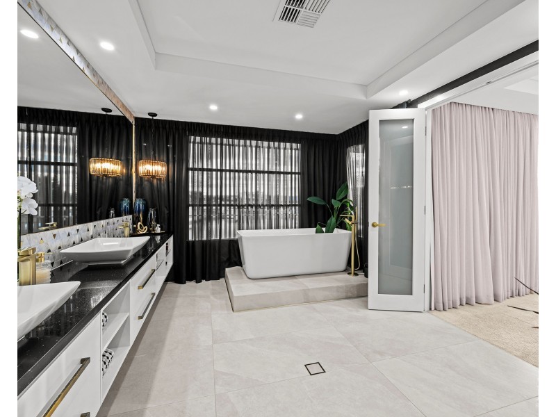 86 Royal Albert Crescent, Sovereign Islands QLD 4216