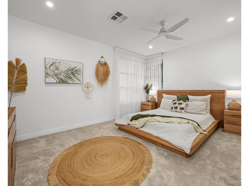 86 Royal Albert Crescent, Sovereign Islands QLD 4216