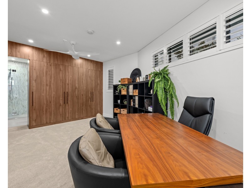 86 Royal Albert Crescent, Sovereign Islands QLD 4216