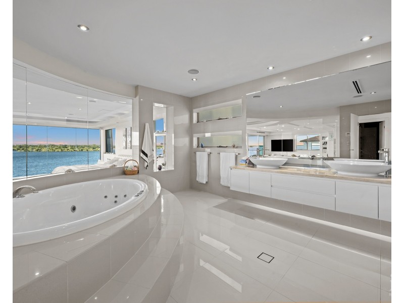 54 Knightsbridge Parade East, Sovereign Islands QLD 4216