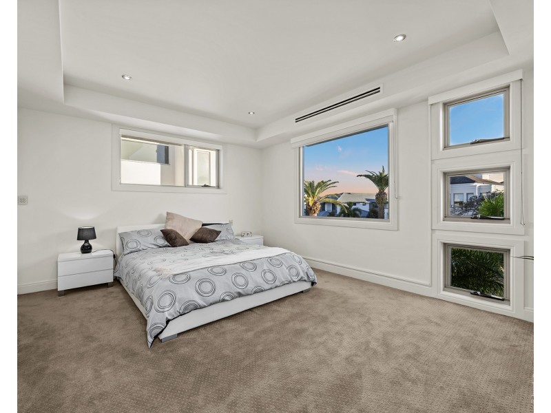 54 Knightsbridge Parade East, Sovereign Islands QLD 4216