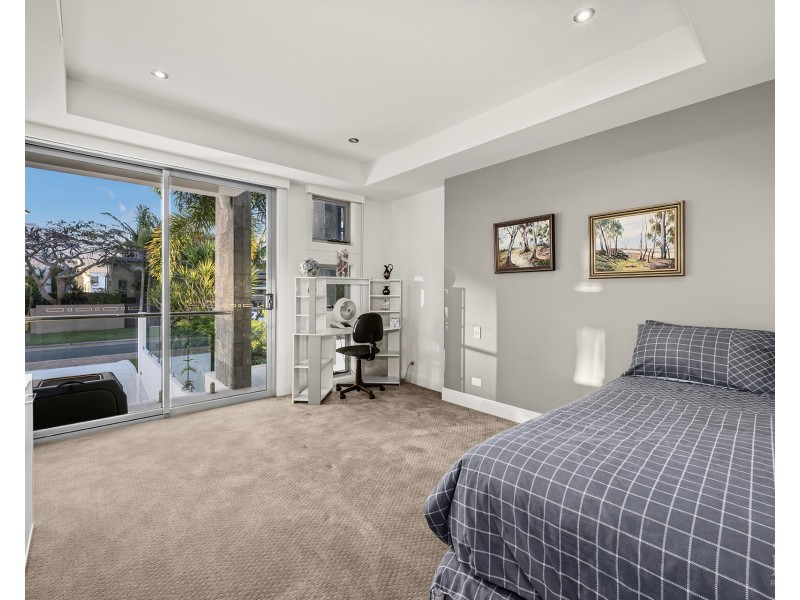 54 Knightsbridge Parade East, Sovereign Islands QLD 4216