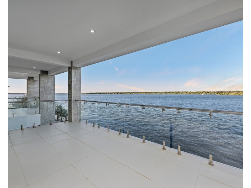 54 Knightsbridge Parade East, Sovereign Islands QLD 4216