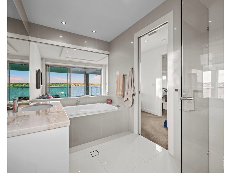 54 Knightsbridge Parade East, Sovereign Islands QLD 4216