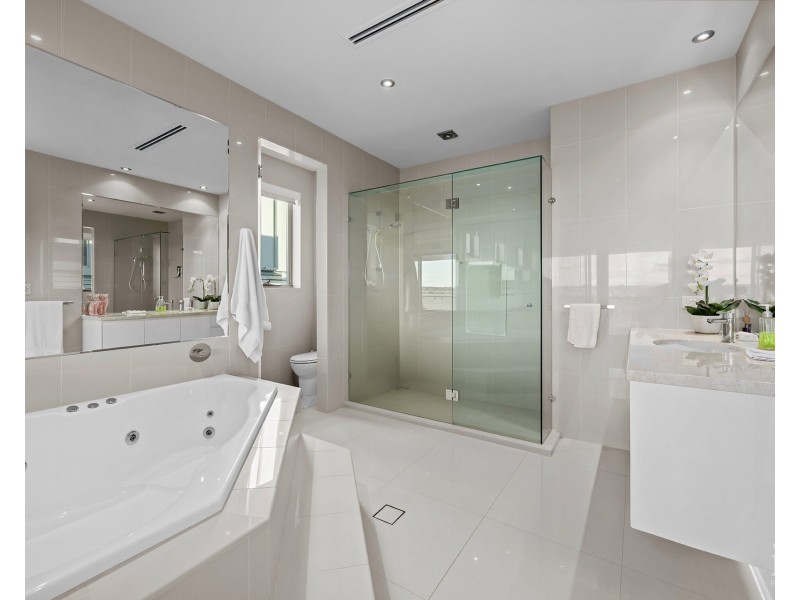 54 Knightsbridge Parade East, Sovereign Islands QLD 4216