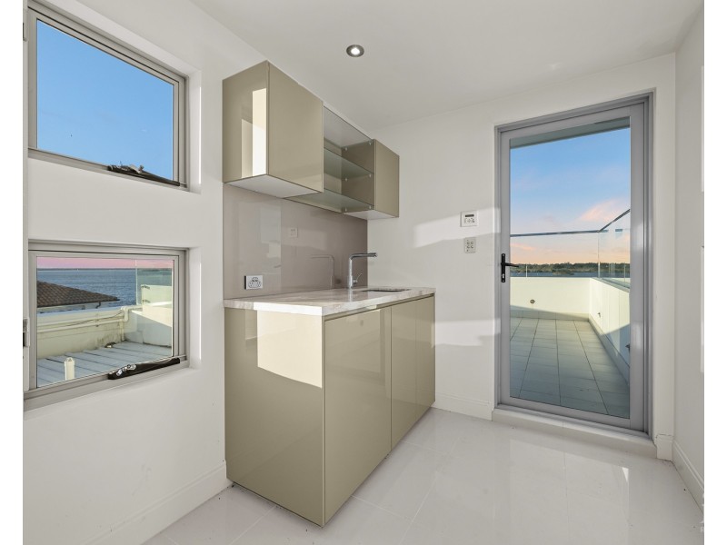 54 Knightsbridge Parade East, Sovereign Islands QLD 4216
