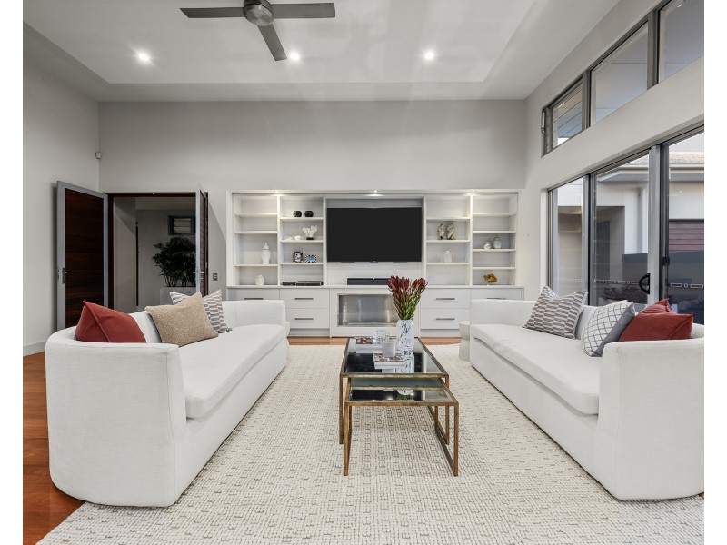 2166 Beaufort Way, Hope Island QLD 4212