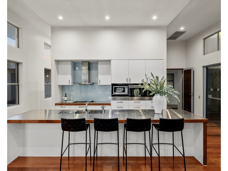 2166 Beaufort Way, Hope Island QLD 4212