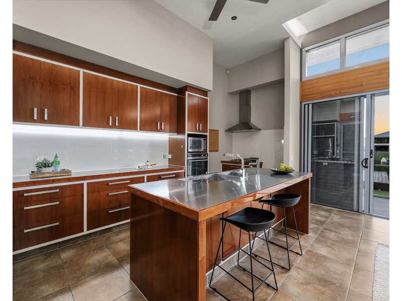 2166 Beaufort Way, Hope Island QLD 4212