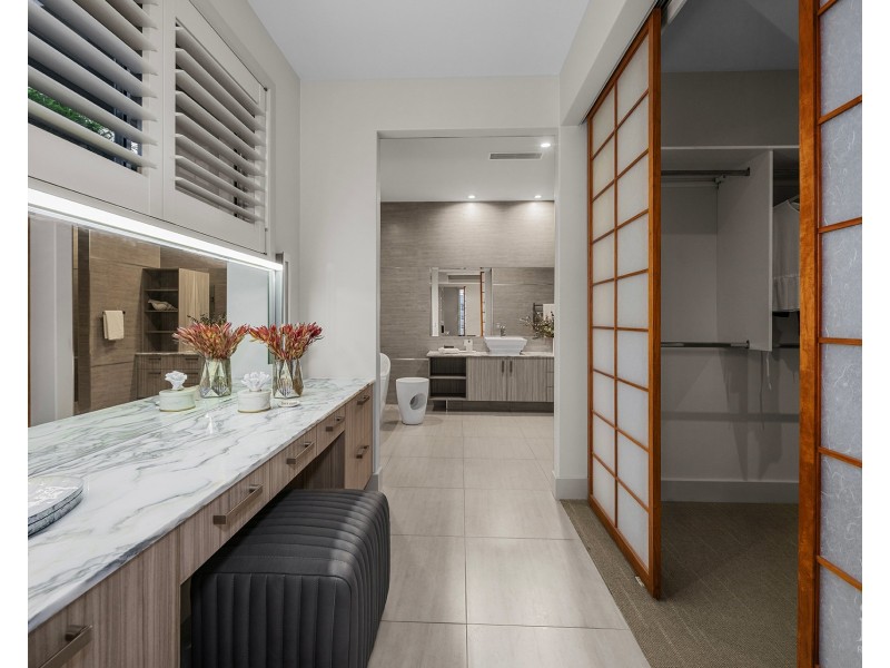 2166 Beaufort Way, Hope Island QLD 4212