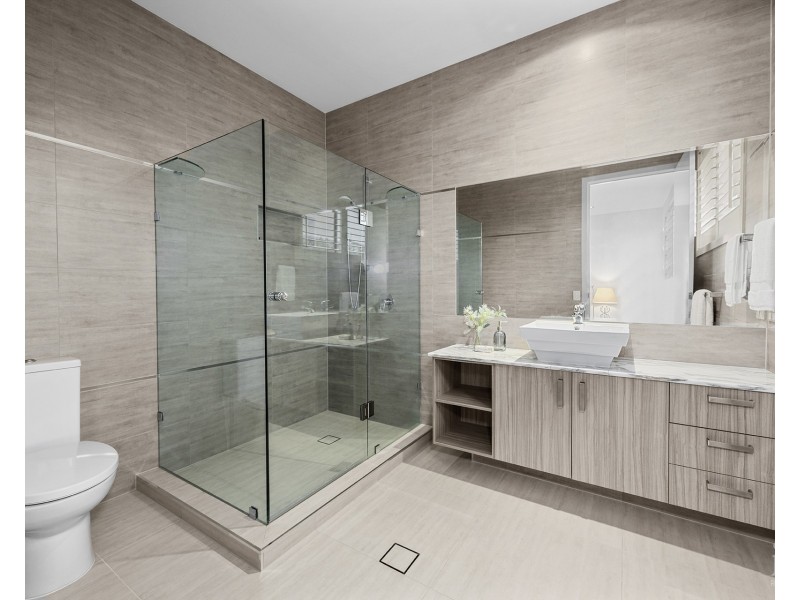 2166 Beaufort Way, Hope Island QLD 4212