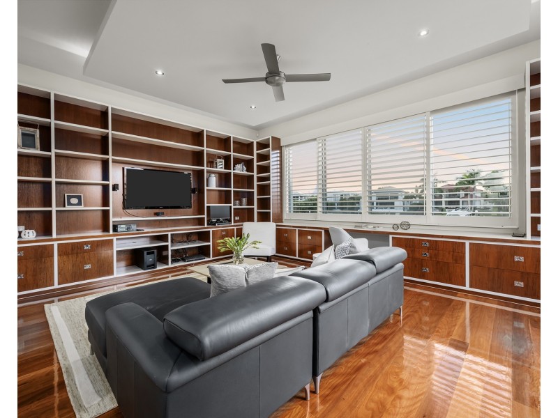 2166 Beaufort Way, Hope Island QLD 4212