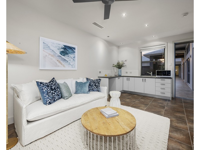 2166 Beaufort Way, Hope Island QLD 4212