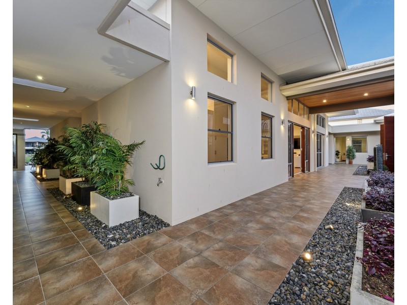 2166 Beaufort Way, Hope Island QLD 4212