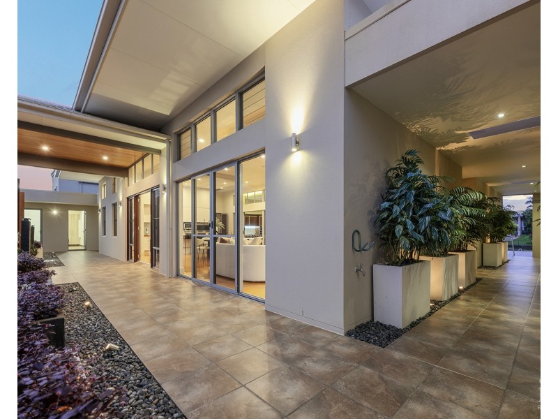 2166 Beaufort Way, Hope Island QLD 4212