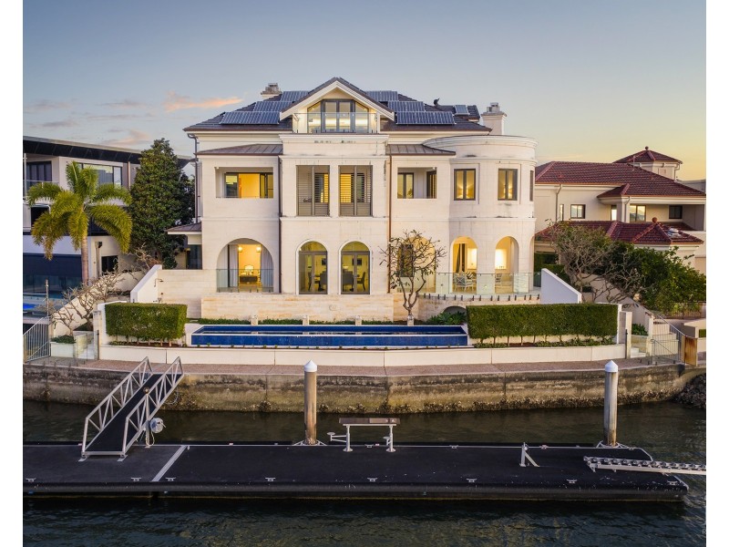 17 Queen Anne Court, Sovereign Islands QLD 4216