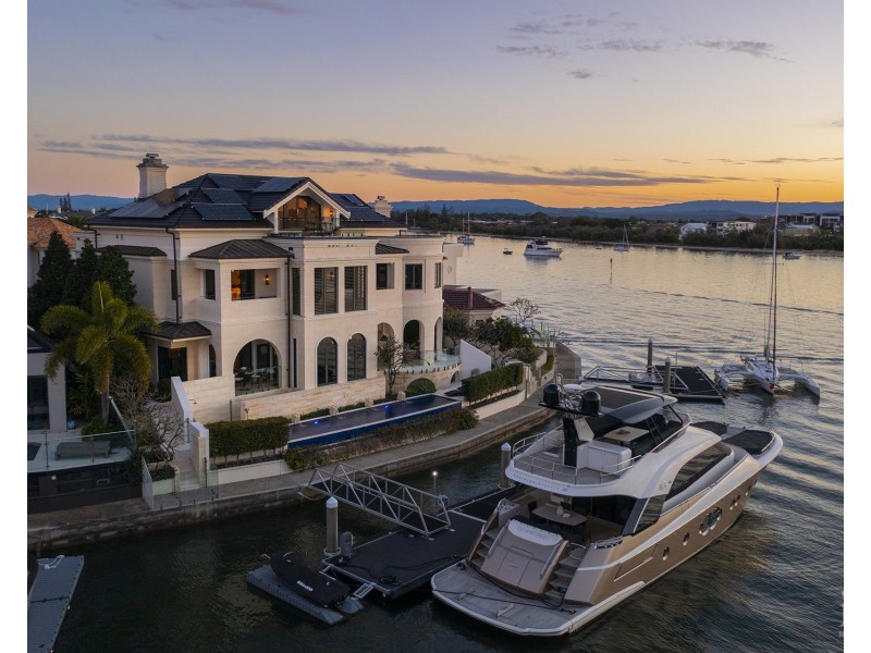 17 Queen Anne Court, Sovereign Islands QLD 4216