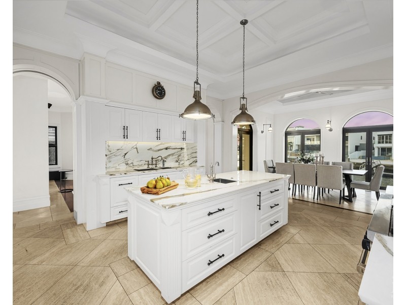 17 Queen Anne Court, Sovereign Islands QLD 4216