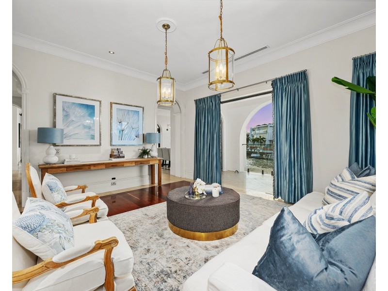 17 Queen Anne Court, Sovereign Islands QLD 4216