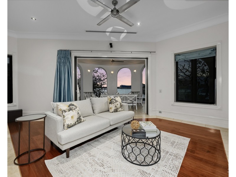 17 Queen Anne Court, Sovereign Islands QLD 4216