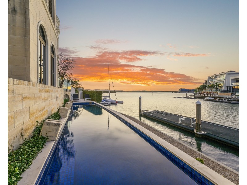 17 Queen Anne Court, Sovereign Islands QLD 4216