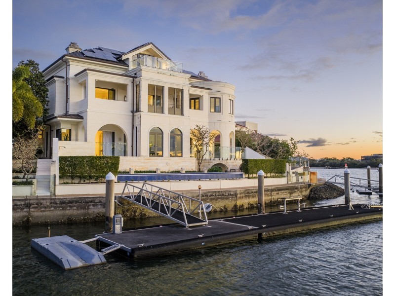 17 Queen Anne Court, Sovereign Islands QLD 4216