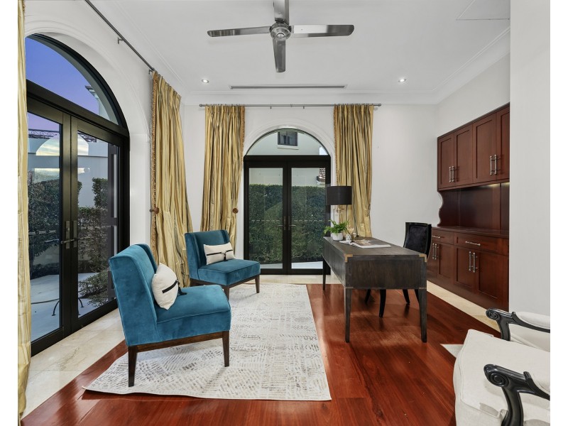 17 Queen Anne Court, Sovereign Islands QLD 4216