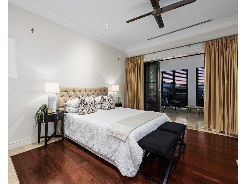 17 Queen Anne Court, Sovereign Islands QLD 4216
