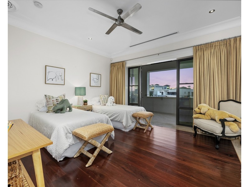 17 Queen Anne Court, Sovereign Islands QLD 4216