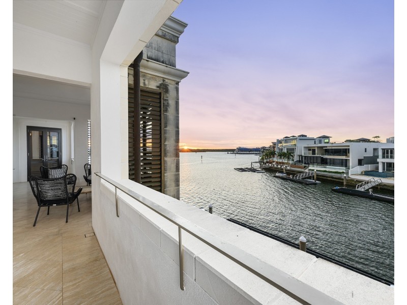 17 Queen Anne Court, Sovereign Islands QLD 4216