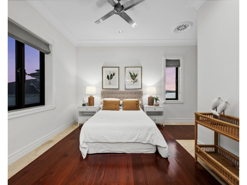 17 Queen Anne Court, Sovereign Islands QLD 4216