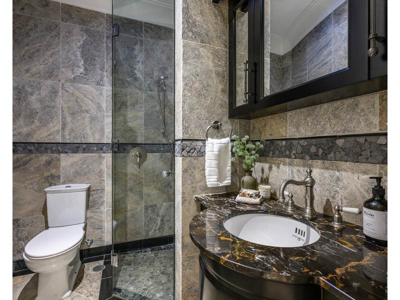 17 Queen Anne Court, Sovereign Islands QLD 4216