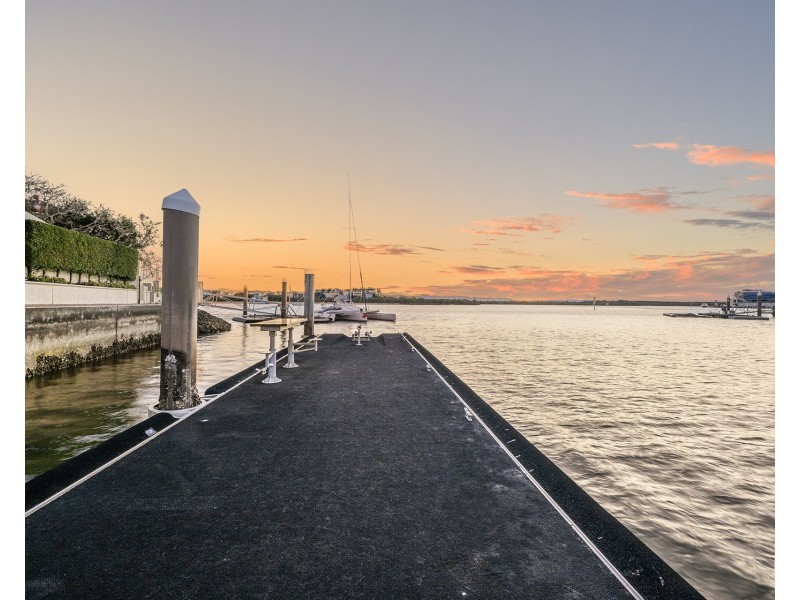 17 Queen Anne Court, Sovereign Islands QLD 4216