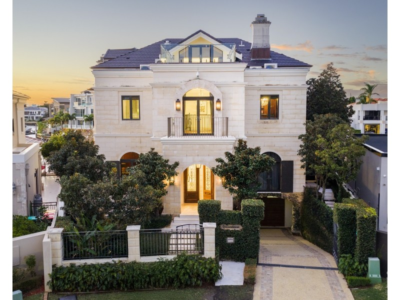 17 Queen Anne Court, Sovereign Islands QLD 4216