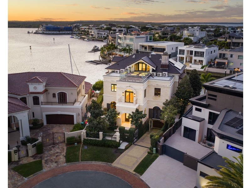 17 Queen Anne Court, Sovereign Islands QLD 4216