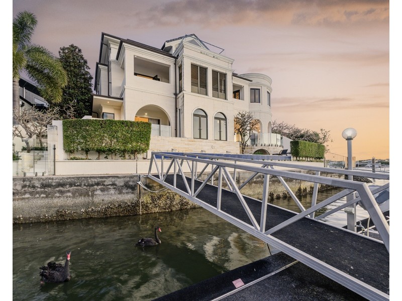 17 Queen Anne Court, Sovereign Islands QLD 4216