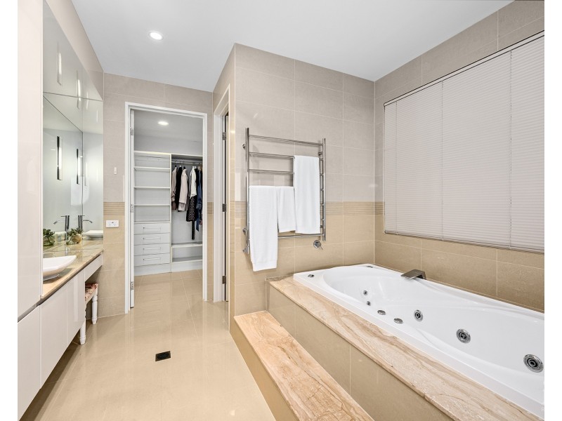 46 Knightsbridge Parade, Sovereign Islands QLD 4216