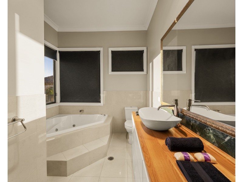 46 King Arthurs Court, Sovereign Islands QLD 4216