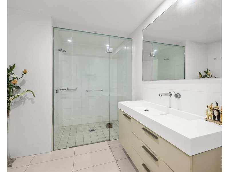 31602/2 Ephraim Island, Paradise Point QLD 4216