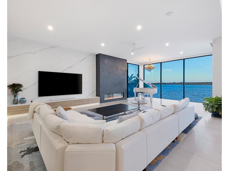 44 Knightsbridge Parade East, Sovereign Islands QLD 4216