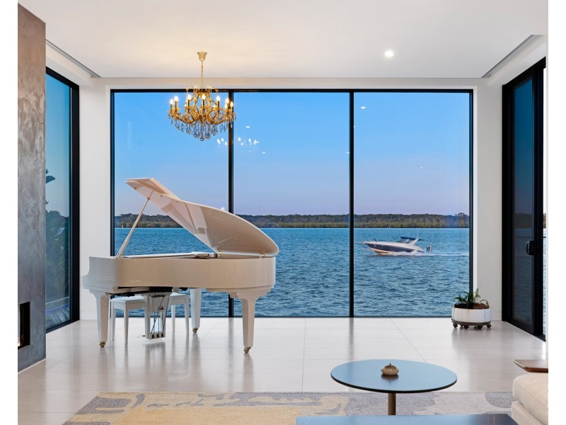 44 Knightsbridge Parade East, Sovereign Islands QLD 4216