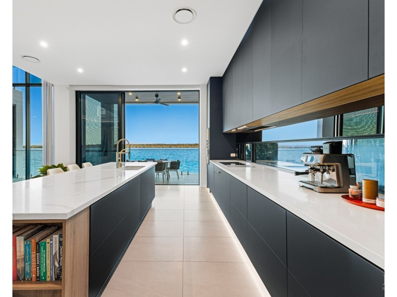 44 Knightsbridge Parade East, Sovereign Islands QLD 4216