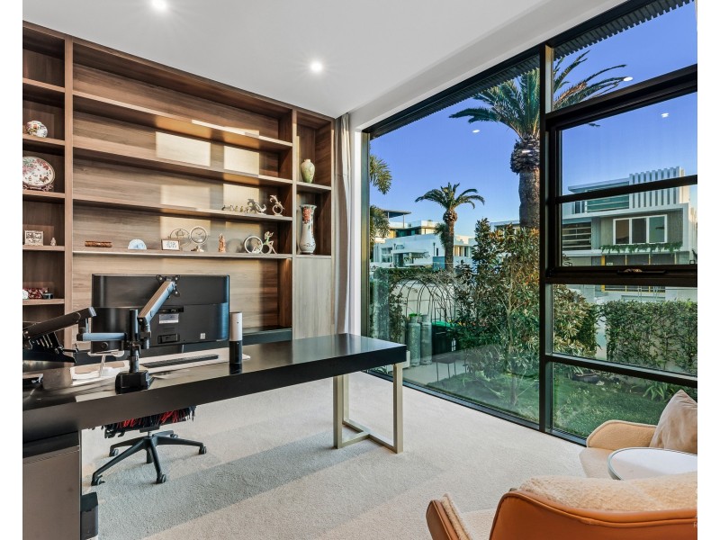 44 Knightsbridge Parade East, Sovereign Islands QLD 4216